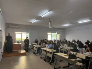 Gazeteci B�lent G�ler, Yalova �niversitesi ��rencileriyle habercilik �zerine s�yle�i ger�ekle�tirdi